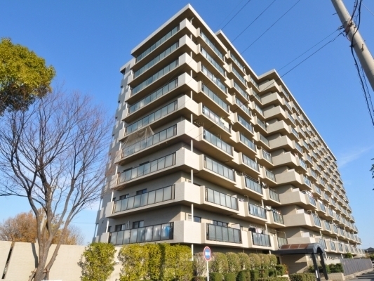 外観:分譲マンションならではの重厚感のある外観写真です。