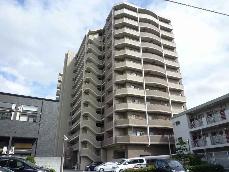 外観:シンプルモダンなデザイン性の優れた外観の上、広々とした開放感のあるエントランスが高級感を演出します!