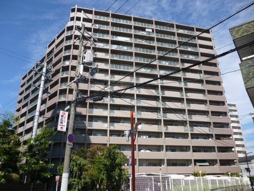 外観:高級感を感じさせる重厚感のある外観で、エントランスもオシャレで開放感のあるマンションですよ